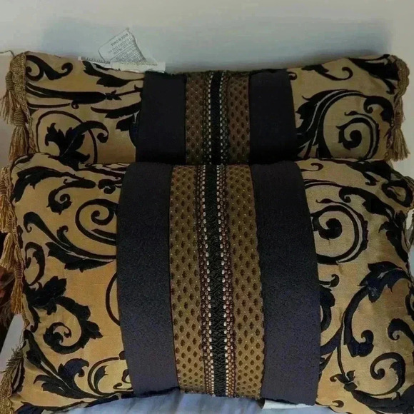 Croscill home pillows 19 x 13 Pair - Picture 1 of 11